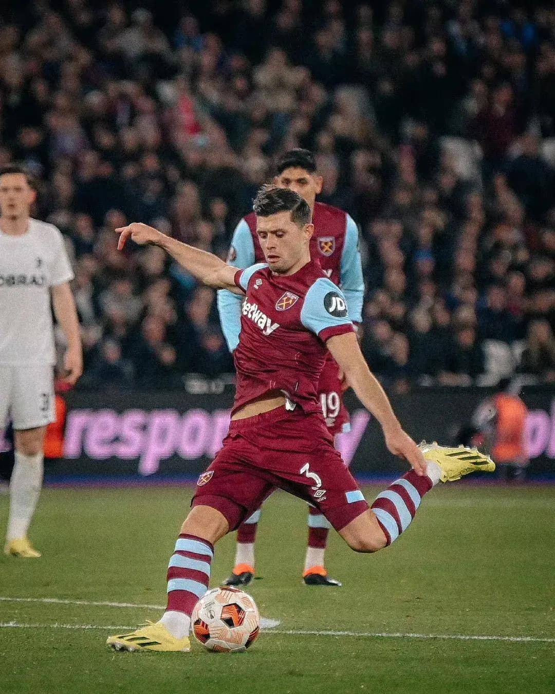 西汉姆联主场大胜，重返欧联区的简单介绍