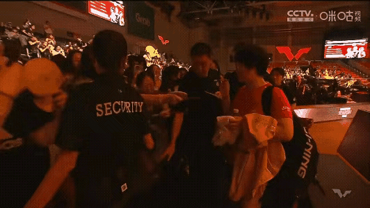 精彩比赛引发热议，观众沸腾欢呼