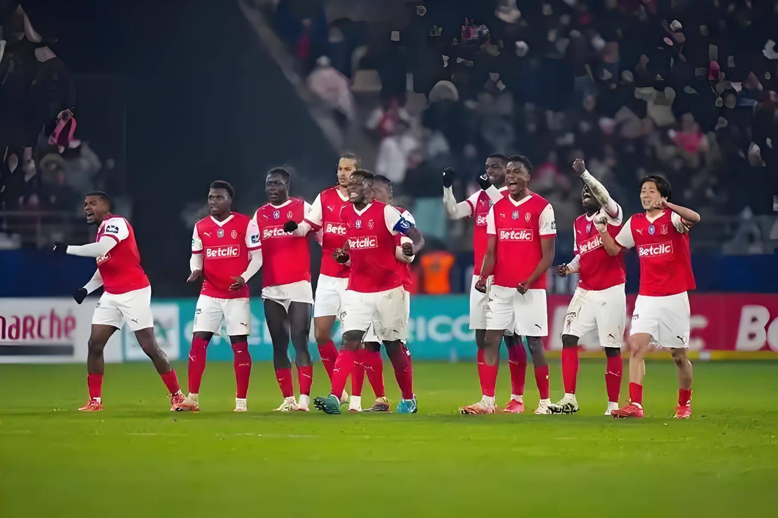 包含托特纳姆热刺主场惊险击败埃弗顿，保持胜局的词条