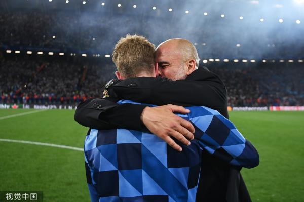 曼城今日表现抢眼，德布劳内整场无解，教练赛后亲自拥抱的简单介绍