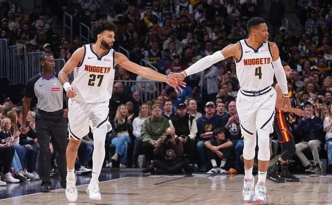 穆雷回归赛场，逆转首场状态亮眼，篮网观众沸腾！的简单介绍